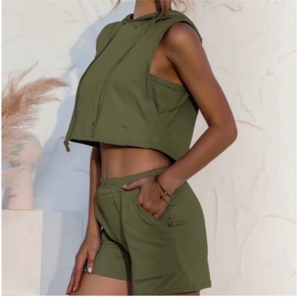 NWOT 6 Green hooded crop top vest and shorts with pockets workout lounge set - Picture 6 of 14